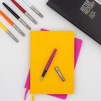 Перьевая ручка Parker Jotter, цвет MAGENTA, цвет чернил синий/черный, толщина линии M, В БЛИСТЕРЕ